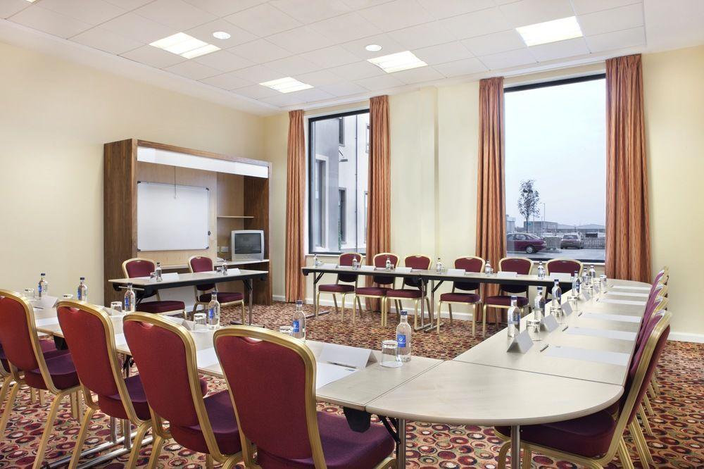 Holiday Inn Express Antrim By Ihg Exterior photo