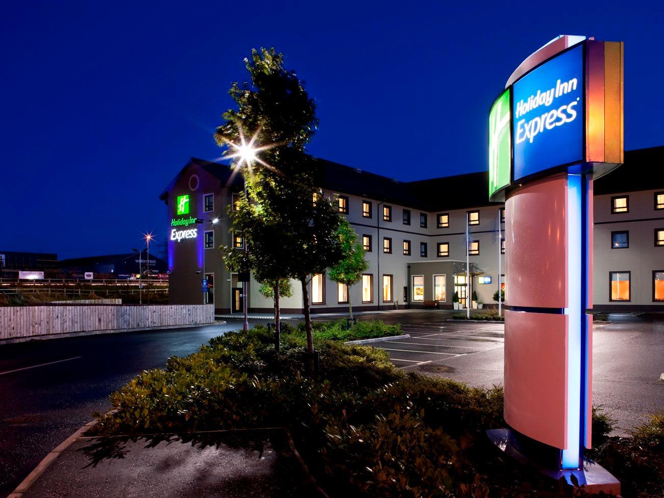Holiday Inn Express Antrim By Ihg Exterior photo