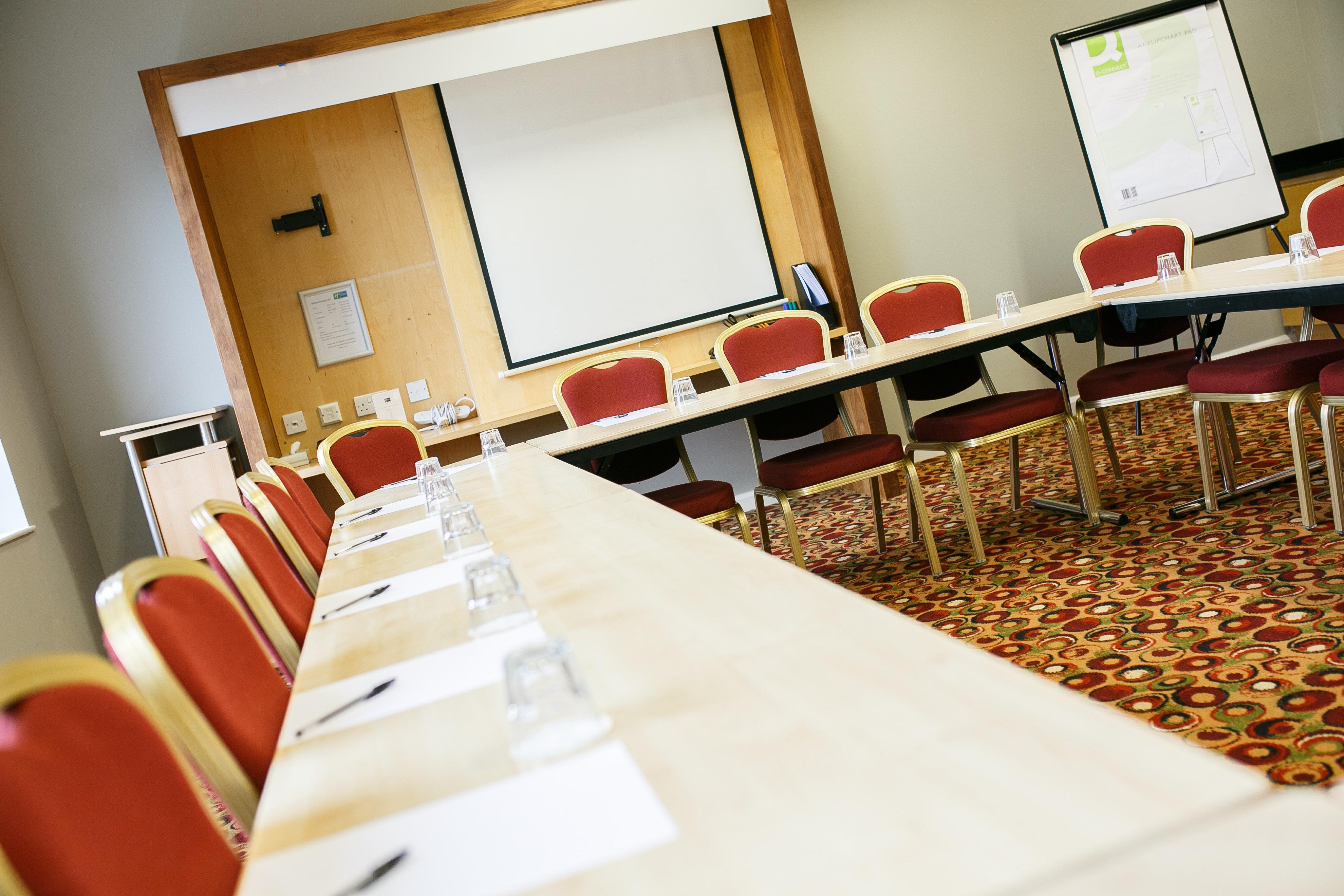 Holiday Inn Express Antrim By Ihg Exterior photo