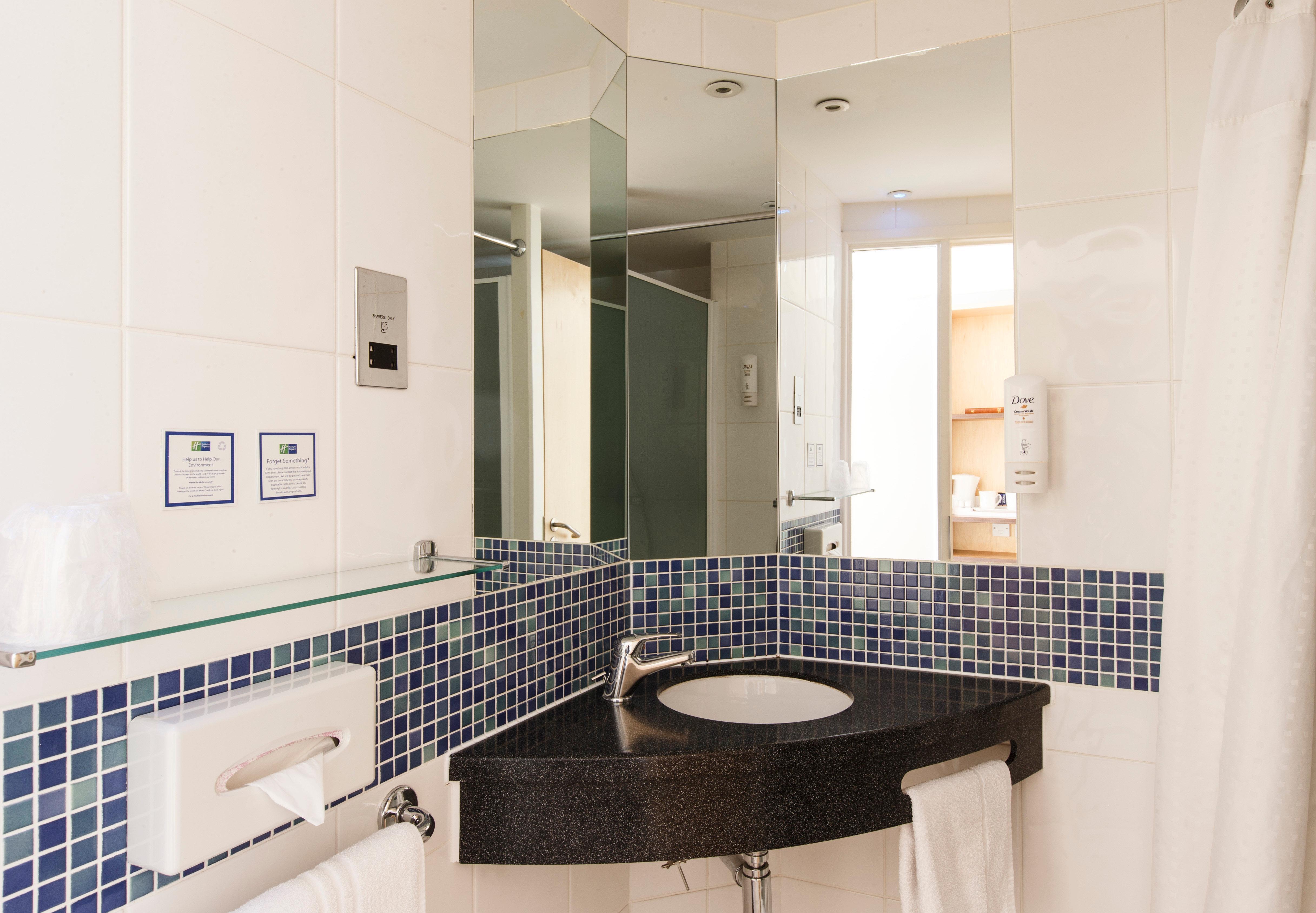 Holiday Inn Express Antrim By Ihg Exterior photo
