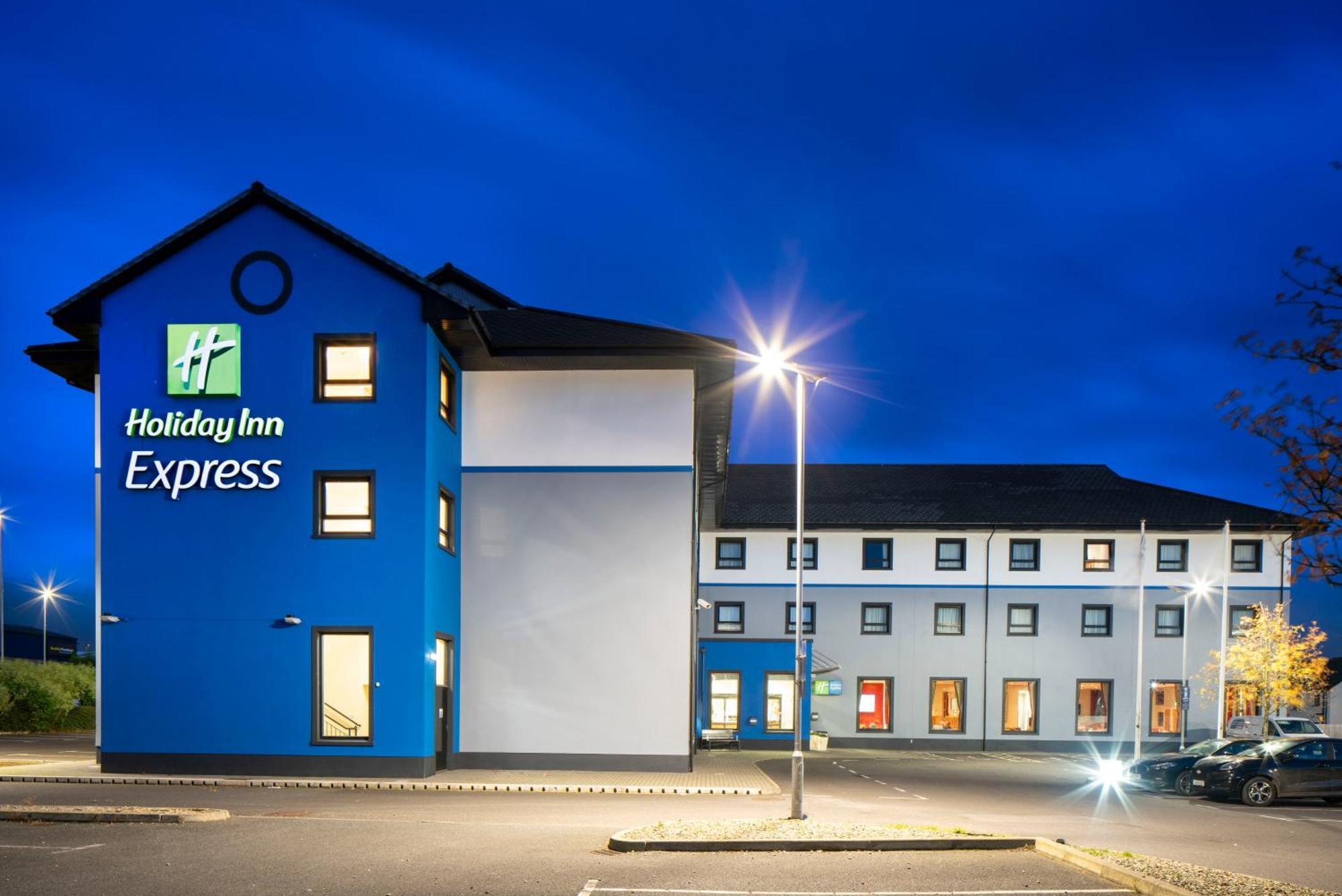 Holiday Inn Express Antrim By Ihg Exterior photo