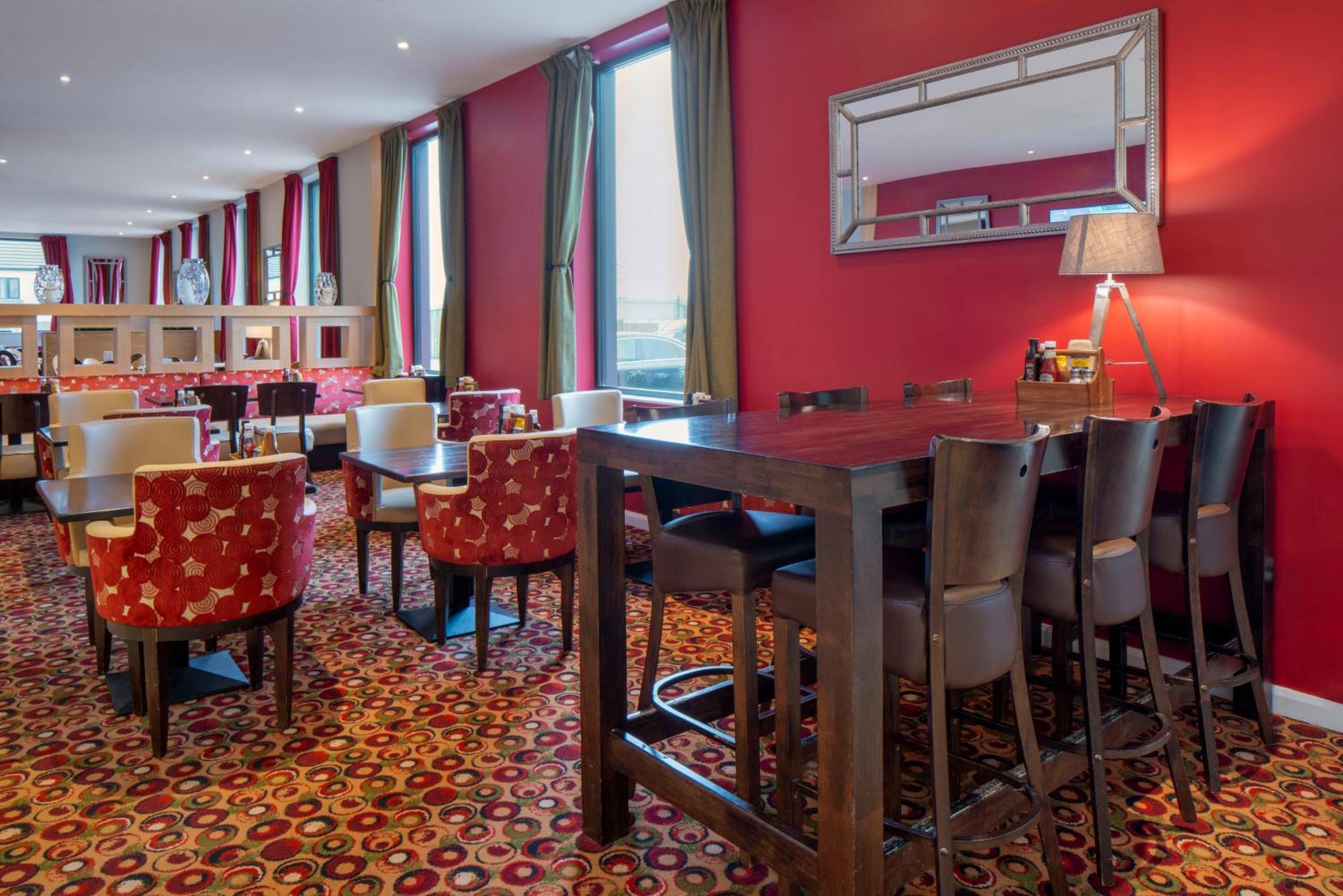Holiday Inn Express Antrim By Ihg Exterior photo