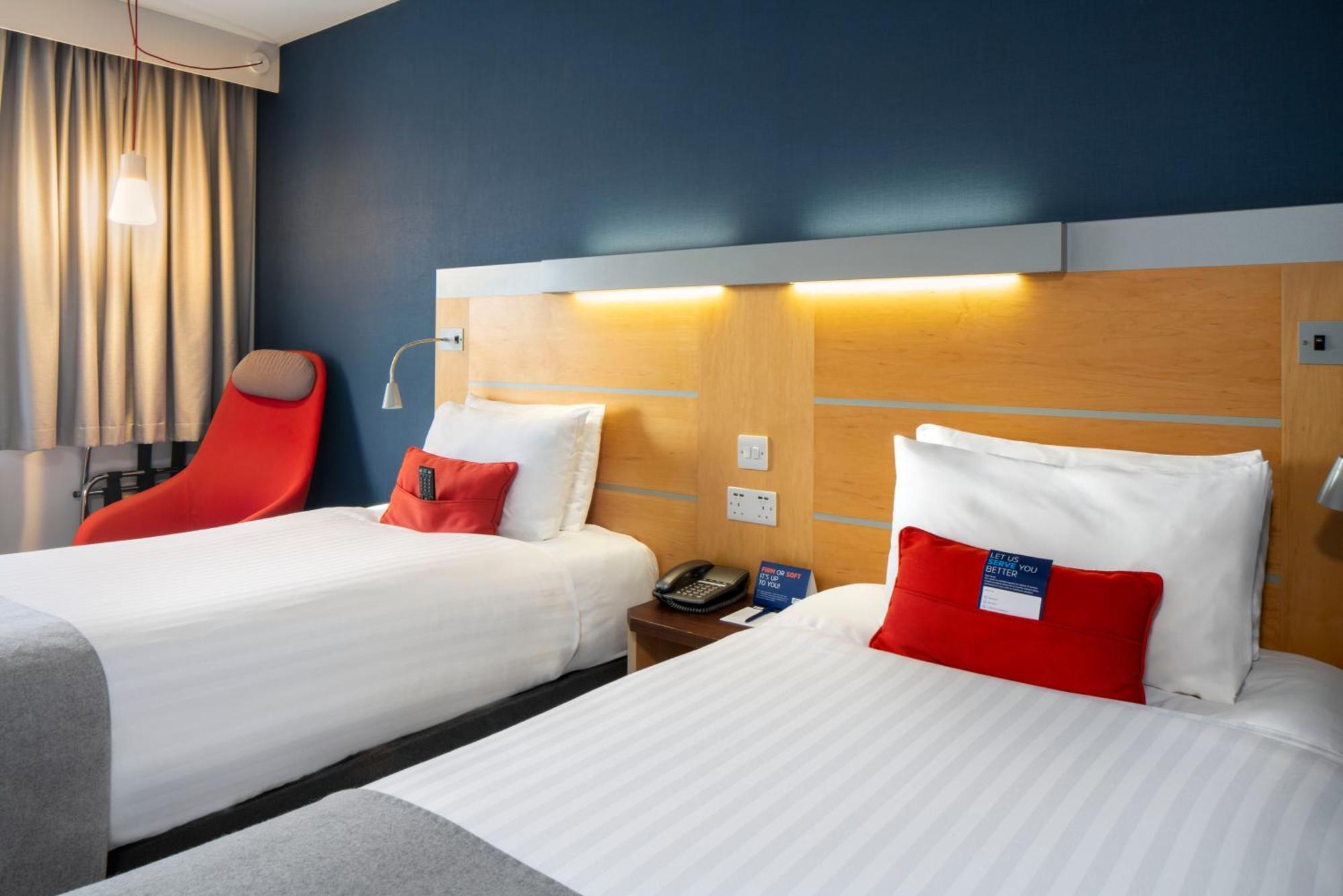 Holiday Inn Express Antrim By Ihg Exterior photo