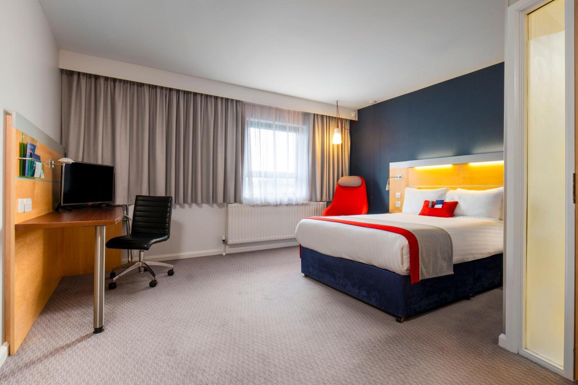 Holiday Inn Express Antrim By Ihg Exterior photo