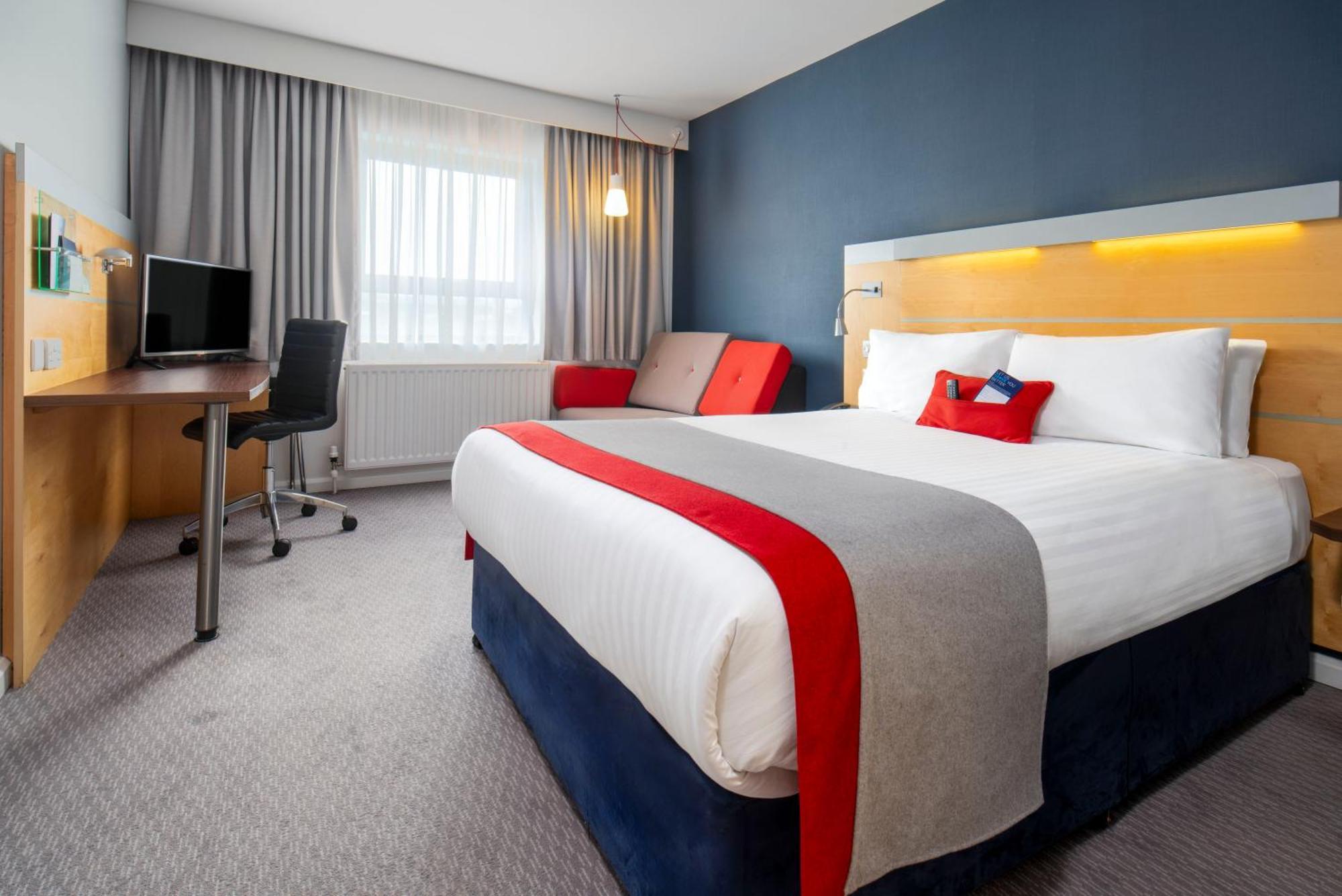 Holiday Inn Express Antrim By Ihg Exterior photo