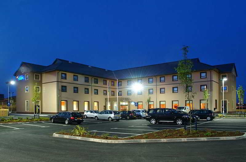 Holiday Inn Express Antrim By Ihg Exterior photo