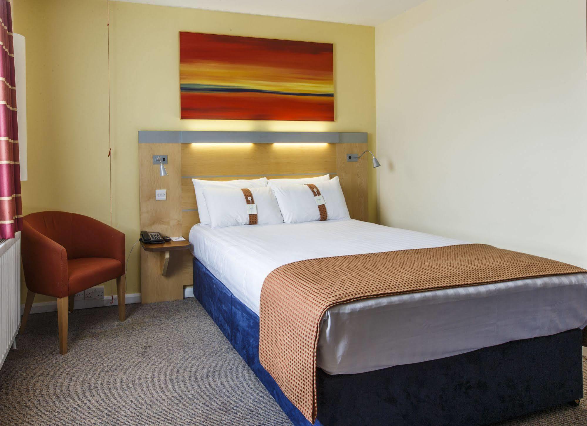 Holiday Inn Express Antrim By Ihg Exterior photo